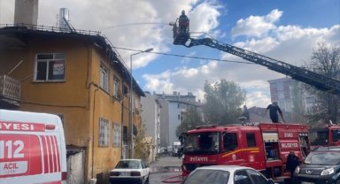 Sivas'ta çatı yangını hasara yol açtı