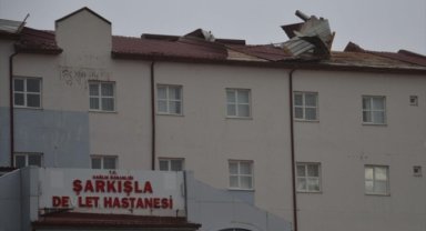 Sivas'ta fırtına nedeniyle 78 binada hasar oluştu, 1 kişi yaralandı