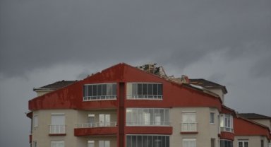 Sivas'ta fırtına nedeniyle çok sayıda binanın çatısında hasar oluştu