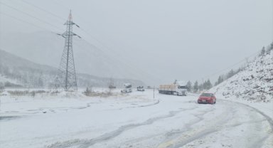 Sivas'ta Geminbeli Geçidi'nde kar yağışı etkili oluyor