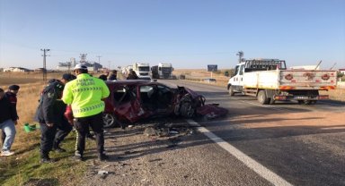Sivas'ta iki otomobilin çarpıştığı kazada 1 kişi öldü, 4 kişi yaralandı
