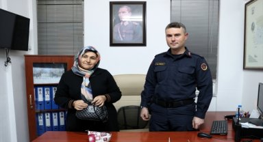 Sivas'ta jandarmanın bulduğu içinde para ve altın olan çanta sahibine ulaştırıldı