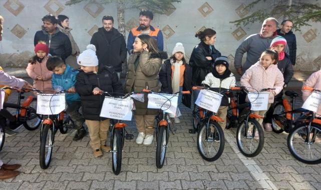 Sorgun'da 60 öğrenciye bisiklet hediye edildi