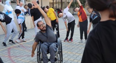 Tekerlekli sandalyedeki milli sporcu azmiyle beden eğitimi öğretmeni oldu