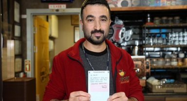 Trabzonsporlu futbolcuların bıraktığı not kafeterya işletmecisini duygulandırdı 