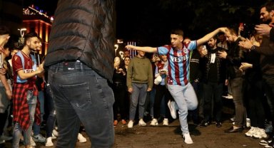 Trabzonsporlu taraftarlar Fenerbahçe galibiyetini kutladı