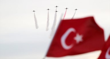 Türk Yıldızları, Manisa'da gösteri uçuşu yaptı