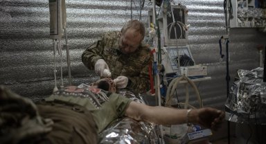 Ukraynalı sağlık ekipleri cephede yaralanan askerlerin hayatını kurtarmak için zor şartlarda görevde