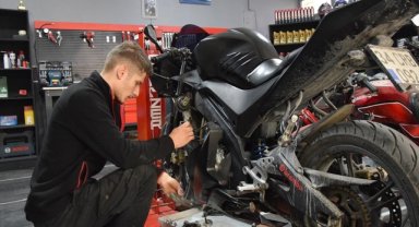 Üniversiteli genç, baba mesleğini sürdürmek için KOSGEB desteğiyle tamirhane açtı