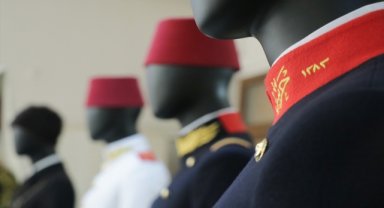 Usta eller Atatürk'ün üniformalarını yeniden dikti