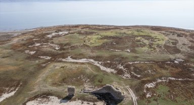 Van Gölü'nde çekilme sürdükçe eski yapıların kalıntıları ortaya çıkıyor