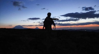 Van'da teröristlerin yola döşediği patlayıcının infilak etmesiyle bir asker şehit oldu