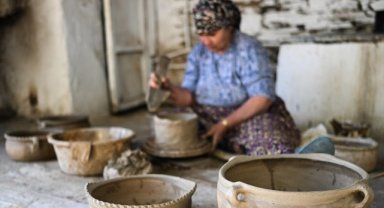 Volkanik kayalar kadınların elinde çömleğe dönüşüyor