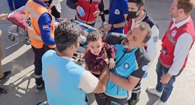 Yaralı 3 Gazzeli çocuk, Sağlık Bakanlığına ait ambulans uçakla Türkiye'ye getiriliyor