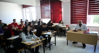 Yürüyerek gidemediği okul yolunda zorlukları aşıp öğretmen oldu