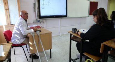 Yürüyerek gidemediği okul yolunda zorlukları aşıp öğretmen oldu