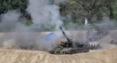 AA ekibi İsrail ordusunun Gazze Şeridi'ne obüslerle düzenlediği saldırıları görüntüledi