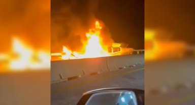 ABD'de küçük uçağın otobana düşmesi sonucu yangın çıkan kazada 2 kişi yaralandı