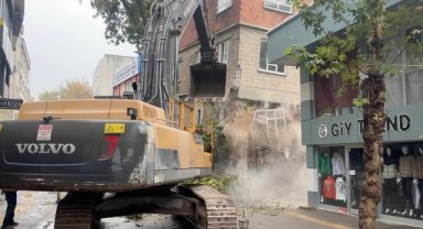 Adıyaman'da zemini kayan ağır hasarlı bina kontrollü şekilde yıkıldı