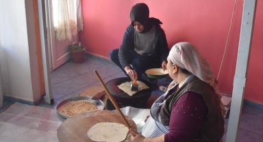 Afyonkarahisar'da kadınlar yöresel hamur işleriyle ev ekonomisine katkı sağlıyor 