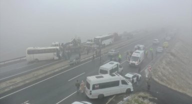 Ağrı'da 7 aracın karıştığı zincirleme trafik kazasında 19 kişi yaralandı