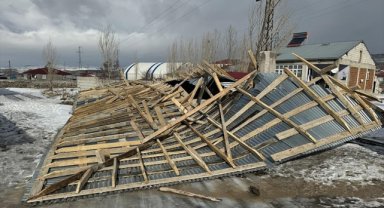 Ağrı'da kuvvetli fırtına trafo binasının çatısını uçurdu