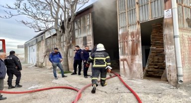 Aksaray'da mobilya atölyesinde çıkan yangın hasara yol açtı