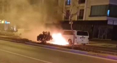 Aksaray'da seyir halindeki minibüste çıkan yangın söndürüldü