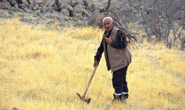 Aksaray'da tek başına yaşadığı köyde kışın zorluklarına rağmen mutlu olmasını biliyor