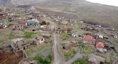 Aksaray'da tek başına yaşadığı köyde kışın zorluklarına rağmen mutlu olmasını biliyor