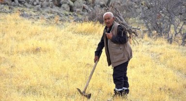Aksaray'da tek başına yaşadığı köyde kışın zorluklarına rağmen mutlu olmasını biliyor