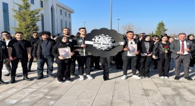 Aksaray'daki trafik kazasında ölen üniversite öğrencisi Uysal'ın arkadaşları fakülte girişine karanfil bıraktı