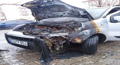 Akşehir'de park halindeki araç yandı