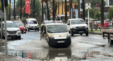 Alanya'da şiddetli yağmur ve dolu etkili oldu