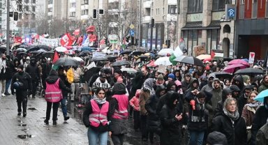 Almanya'da sağanağa rağmen binlerce kişi Filistin'e destek yürüyüşüne katıldı