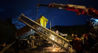 Anadolu Otoyolu'nda tır damperi tabelaya çarptı, Ankara yönü ulaşıma kapandı