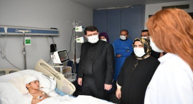 Ankara Valisi Şahin, sahipsiz köpeklerin saldırdığı Tunahan Yılmaz'ı ziyaret etti