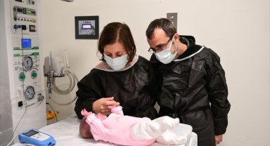 Annesi 370 gram doğan "parmak bebeğini" 155 günün sonunda bağrına bastı