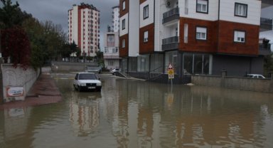 Antalya Serik'te sağanak hayatı olumsuz etkiledi