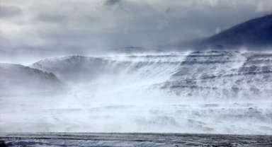 Aras Dağları'nda tipi ve fırtına "kar şelalesi" oluşturdu