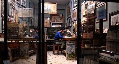 Atölyesinde eski belge ve kitapları onarıp yeniliyor