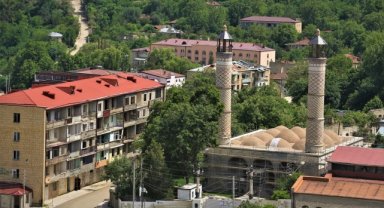 Azerbaycan'da erken cumhurbaşkanı seçiminde Karabağ'daki 20 bin seçmen de oy kullanacak