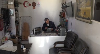 Baba mesleği antika radyo tamirciliğini 43 yıldır sürdürüyor