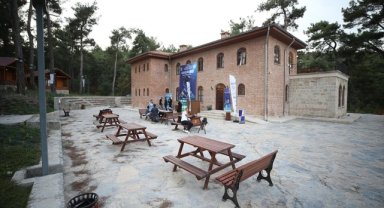 Balıkesirli öğrenciler derslerine ormandaki kütük evlerden oluşan gençlik merkezinde çalışıyor