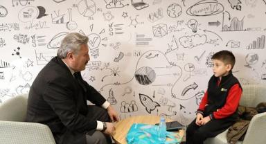 Başkan Palancıoğlu kütüphanede gençlerle sohbet etti