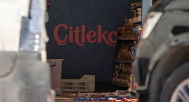 Başkentte aracıyla kuruyemiş dükkanına giren sürücünün çarptığı iki müşteri yaralandı