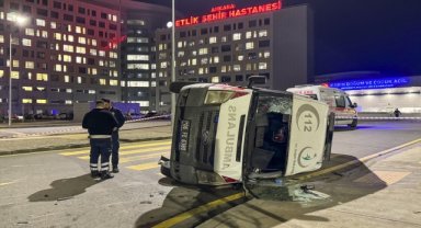 Başkentte otomobilin çarptığı ambulans devrildi