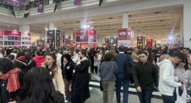 Başkentte yağışa rağmen 19. Ankara Kitap Fuarı'nda ziyaretçi yoğunluğu