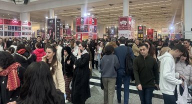Başkentte yağışa rağmen 19. Ankara Kitap Fuarı'nda ziyaretçi yoğunluğu