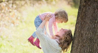 Bebeklerle şarkı söyleyerek konuşmak dil öğrenmelerine yardımcı oluyor